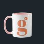 Modern Monogram Initial Letter Orange Pink Tasse<br><div class="desc">Niedliches modernes Monogramm mit dem Buchstaben Ihrer Wahl,  in Rosa und Orange.</div>