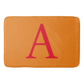 Modern Monogram Initial Letter Trendy Orange Red Badematte (Vorderseite)