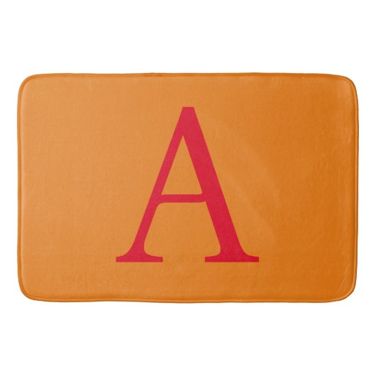 Modern Monogram Initial Letter Trendy Orange Red Badematte (Vorderseite)