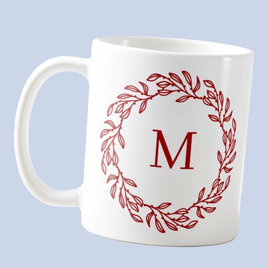 Modern Monogram Initial Red Leaf und Berry Wreath Kaffeetasse