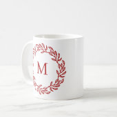 Modern Monogram Initial Red Leaf und Berry Wreath Kaffeetasse (Vorderseite Links)