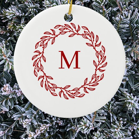 Modern Monogram Initial Red Leaf und Berry Wreath Keramik Ornament