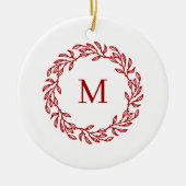 Modern Monogram Initial Red Leaf und Berry Wreath Keramik Ornament (Vorne)