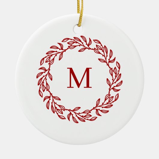 Modern Monogram Initial Red Leaf und Berry Wreath Keramik Ornament (Vorne)