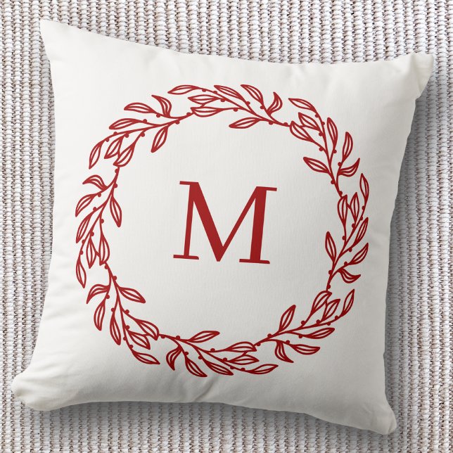 Modern Monogram Initial Red Leaf und Berry Wreath Kissen (Modern monogram initial red and white leafy botanical wreath throw pillow)