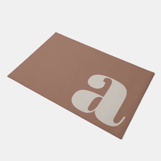 Modern Monogram Minimalistisch Mocha Brown Entrywa Fußmatte (Schrägansicht)