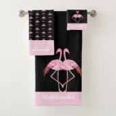 Modern Monogram Name Black Pink Flamingo Bath Towe Badhandtuch Set (Insitu)