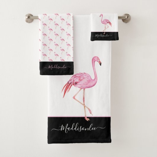 Modern Monogram Name Pink Flamingo Black Badhandtuch Set (Insitu)