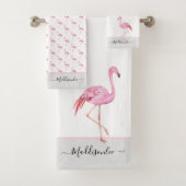 Modern Monogram Name Pink Flamingo Gray Badhandtuch Set (Insitu)