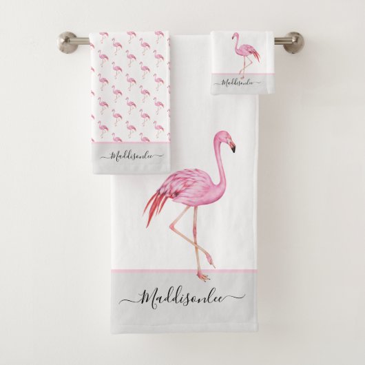 Modern Monogram Name Pink Flamingo Gray Badhandtuch Set (Insitu)