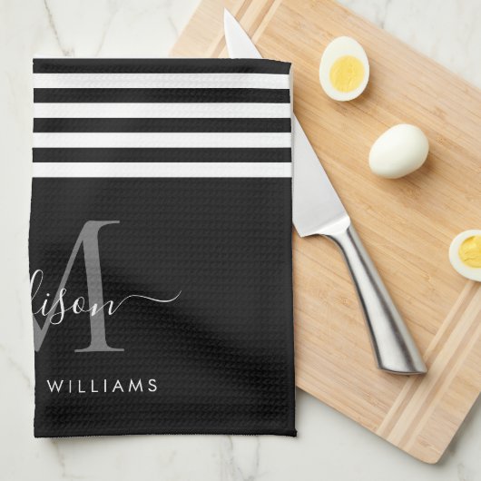 Modern Monogram Schwarz-weiß Strip Script Name Geschirrtuch (Viertel Falte)
