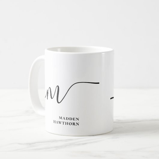 Modern Monogram Script Calligraphy Schwarz-weiß Kaffeetasse (Vorderseite Links)