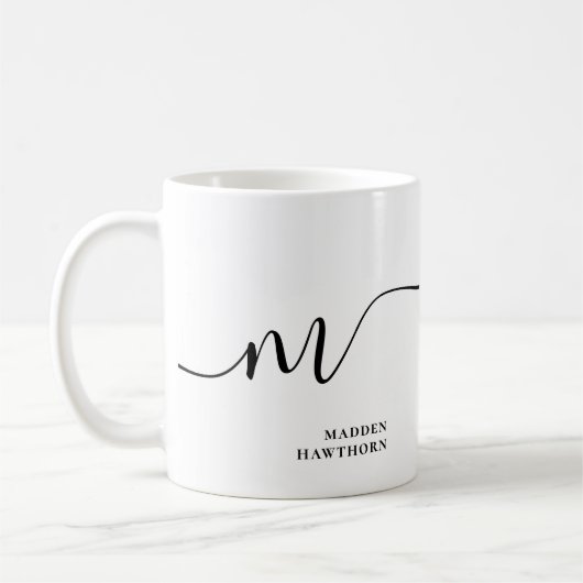 Modern Monogram Script Calligraphy Schwarz-weiß Kaffeetasse (Links)
