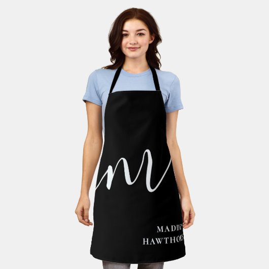 Modern Monogram Script Calligraphy Schwarz-weiß Schürze (Getragen)