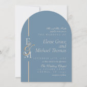 Modern Monogram Script Dusty Blue Arch Wedding Einladung (Vorderseite)