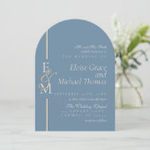 Modern Monogram Script Dusty Blue Arch Wedding Einladung (Stehend Vorderseite)