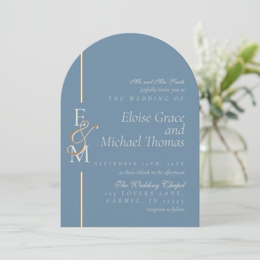 Modern Monogram Script Dusty Blue Arch Wedding Einladung (Stehend Vorderseite)