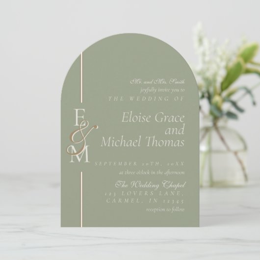 Modern Monogram Script Sage Green Arch Wedding Einladung (Stehend Vorderseite)
