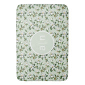 Modern Monogram White Magnolia Badematte (Vorderseite Vertikal)