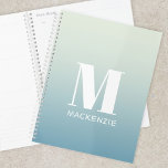Modern Monogramm Anfangsname Aquamarin Aqua Gradie Planer<br><div class="desc">Moderne Kleinschreibung Typografie minimalistisches Monogramm Initialdesign,  das auf Personalisierung umgestellt werden kann. Weiß auf einem aquamarinen Meeresgradientengrund.</div>