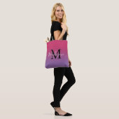 Modern Monogramm Name Rosa bis Lila Farbe Tasche (Am Model)
