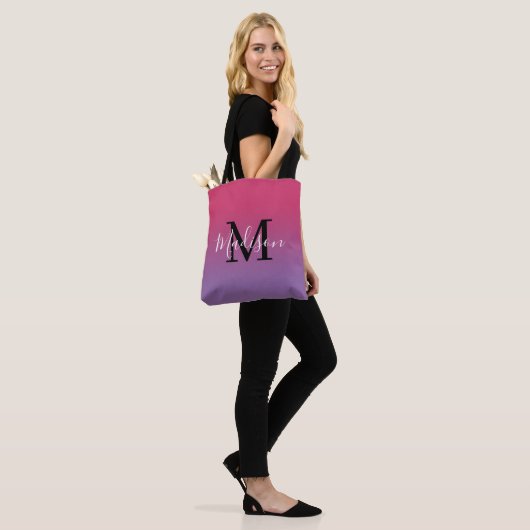 Modern Monogramm Name Rosa bis Lila Farbe Tasche (Am Model)