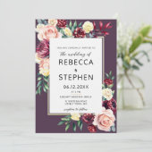Modern Moody Burgundy Rose Blumenviolett Hochzeit Einladung (Stehend Vorderseite)
