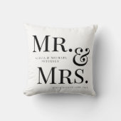 Modern Mr. and Mrs. individuelle Name black and wh Kissen (Vorderseite)