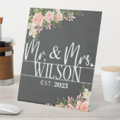 Modern Mr. & Mrs. etablierte Pink Rose Wedding Sockelschild (In Situ)