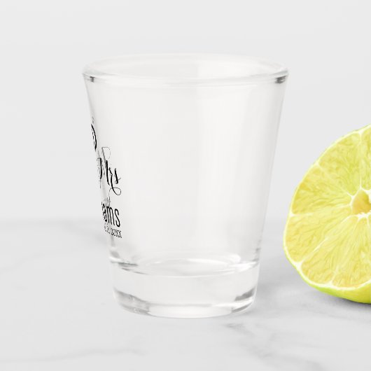 Modern Mr. Mrs. Name Date & Rings Design, Hochzeit Schnapsglas (Rechts)