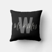 Modern Mr. Mrs. Schwarz-weiß Monogram Kissen (Rückseite)
