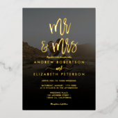 Modern Mr. Mrs. script Foto Hochzeit Gold Folieneinladung (Vorderseite)