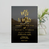 Modern Mr. Mrs. script Foto Hochzeit Gold Folieneinladung (Stehend vorne)