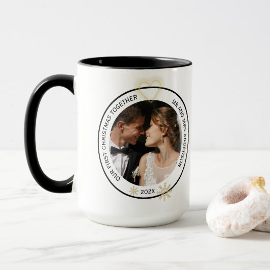 Modern Mr. und Mrs. Couple Name Weihnachten Tasse (Mit Donut)