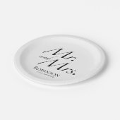 Modern Mr. und Mrs. Script | Schwarz-Weiß-Hochzeit Pappteller (Schrägansicht)