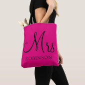 Modern Mrs Hot Pink Black Script Wedding Monogram Tasche (Von Nahem)
