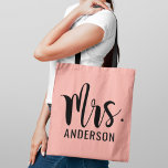 Modern Mrs. Pink Black Script Wedding Monogram Tasche<br><div class="desc">Die Tasche mit dem verheirateten Nachnamen der Braut ist fett und modern mit dem Dreh- und Angelschreiber. Sie ist in schwarzem,  rosa,  schwarzem Text gehalten. Zweiseitige Gestaltung.</div>