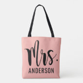 Modern Mrs. Pink Black Script Wedding Monogram Tasche (Rückseite)