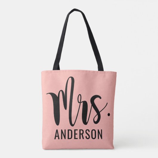 Modern Mrs. Pink Black Script Wedding Monogram Tasche (Rückseite)