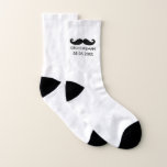 Modern Mustache Trauzeuge Custom Wedding Date Socken<br><div class="desc">Modern Mustache Trauzeuge Custom Wedding Date Socks. Ein tolles Sake-Geschenk vom Bräutigam oder Hochzeitspaar zu den Trauzeugen.</div>