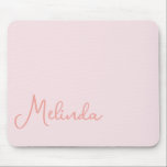 Modern Name Chic Blush Pink Mouse Pad Mousepad<br><div class="desc">Modernes Name Chic Blush Pink Mouse Pad. Das trendige Design zeichnet sich durch einen rosa Text auf hübschem Rot aus. Personalisieren Sie mit Ihrem Namen. Wir laden Sie ein,  unseren Shop,  GJ Design Co,  zu besuchen,  um sich ein passendes Produkt und unser wachsendes Designangebot anzusehen.</div>