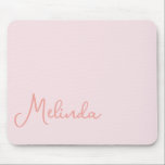 Modern Name Chic Blush Pink Mouse Pad Mousepad<br><div class="desc">Modernes Name Chic Blush Pink Mouse Pad. Das trendige Design zeichnet sich durch einen rosa Text auf hübschem Rot aus. Personalisieren Sie mit Ihrem Namen. Wir laden Sie ein,  unseren Shop,  GJ Design Co,  zu besuchen,  um sich ein passendes Produkt und unser wachsendes Designangebot anzusehen.</div>