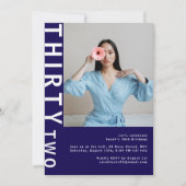 Modern Navy Blue 32. Geburtstag Foto Einladung (Vorderseite)