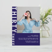 Modern Navy Blue 33. Geburtstag Foto Einladung (Stehend Vorderseite)