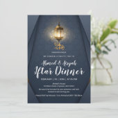 Modern Navy Blue and Gold Glowing Lantern Iftar Einladung (Stehend Vorderseite)