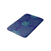 Modern Navy Blue and Green Floral Leaves Pattern Badematte (Schrägansicht)