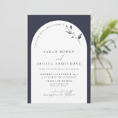 Modern Navy Blue Arch Botanical Script Wedding Inv Einladung (Stehend Vorderseite)