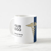 Modern Navy Blue Caduceus Doctor Nurse Name Logo Kaffeetasse (Vorderseite Links)
