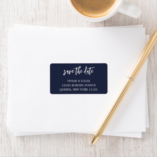 Modern Navy Blue Chic Script Save the Date Adressaufkleber (Insitu)