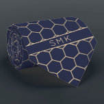 Modern Navy Blue Gold Foil Geometric Monogram Krawatte<br><div class="desc">Moderne Navy Blue Gold Foil Geometric Monogram Necktie in einem stilvollen Muster von goldenen Hexagons auf einem eleganten marineblauen Hintergrund. Einfach mit Text, Schriftart und Farben anpassen. Erstellt von Zazzle pro Designer BK Thompson © exklusiv für Cedar und String; bitte kontaktieren Sie uns unter cedarandstring@gmail.com , wenn Sie Hilfe benötigen,...</div>